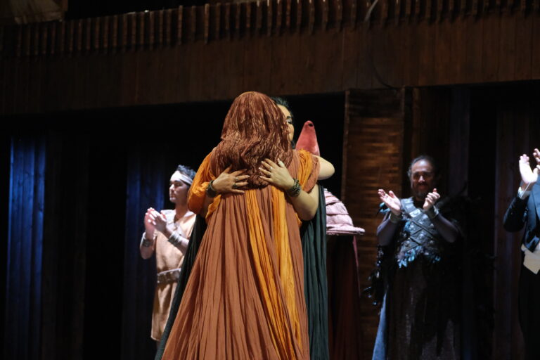 L’abbraccio di Liudmyla e Ekaterina, il soprano ucraino e il mezzosoprano russo insieme per l’Aida al Teatro San Carlo