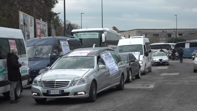 Un carro funebre apre la protesta degli autobus gran turismo a Napoli