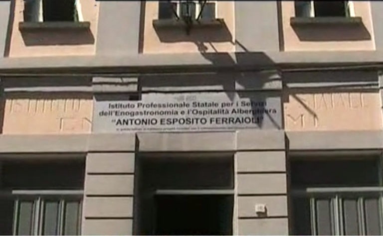 Falso allarme bomba in una scuola di Napoli