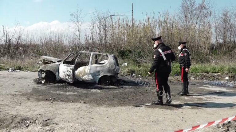 Acerra, cadavere carbonizzato trovato in auto incendiata