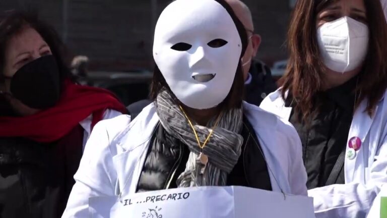 Da eroi nella pandemia a precari: a Napoli la protesta dei ricercatori