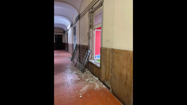 Napoli, vandalizzata sede Filcams: porte e mobili rotti