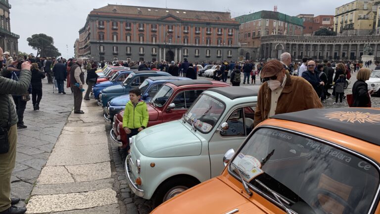 Un “Plebiscito” di 500 in piazza a Napoli