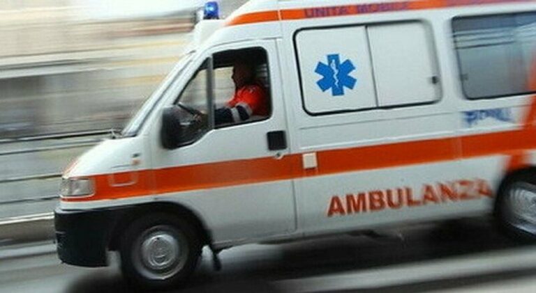 Dirotta ambulanza e minaccia equipaggio: “Soccorrete subito mio padre”