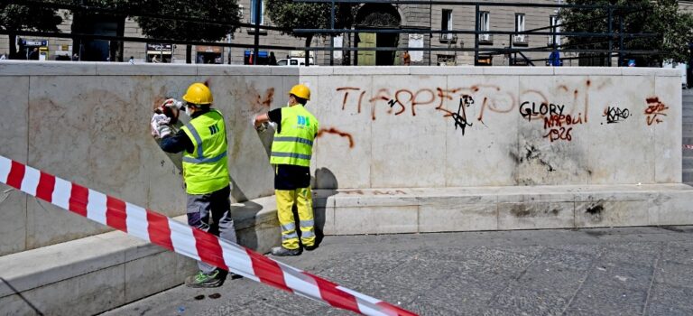 Ripulita da scritte vandaliche la fontana del Nettuno