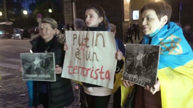 Ucraina, proteste davanti al teatro San Carlo di Napoli