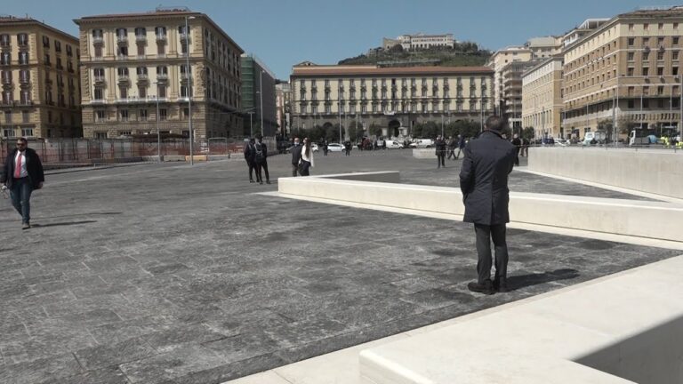 Napoli, dopo 20 anni di lavori riapre piazza Municipio