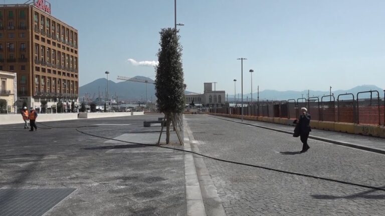 Napoli, la città si divide su piazza Municipio