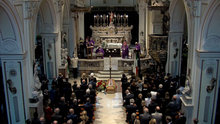 Funerali De Mita, l’ultimo saluto a Nusco con il presidente Mattarella