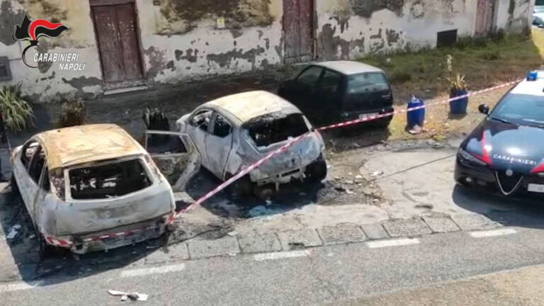 Piromane incendia 4 auto, arrestato dai carabinieri