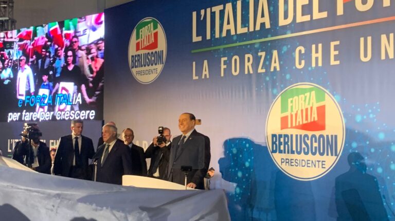 Napoli, arriva Berlusconi sul palco della convention di Forza Italia