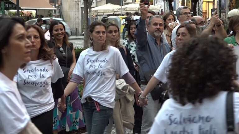 Flash-mob delle mamme a Napoli contro la violenza delle babygang