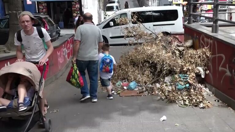 Piazza Cavour tra spazzatura e discariche, l’ira dei residenti