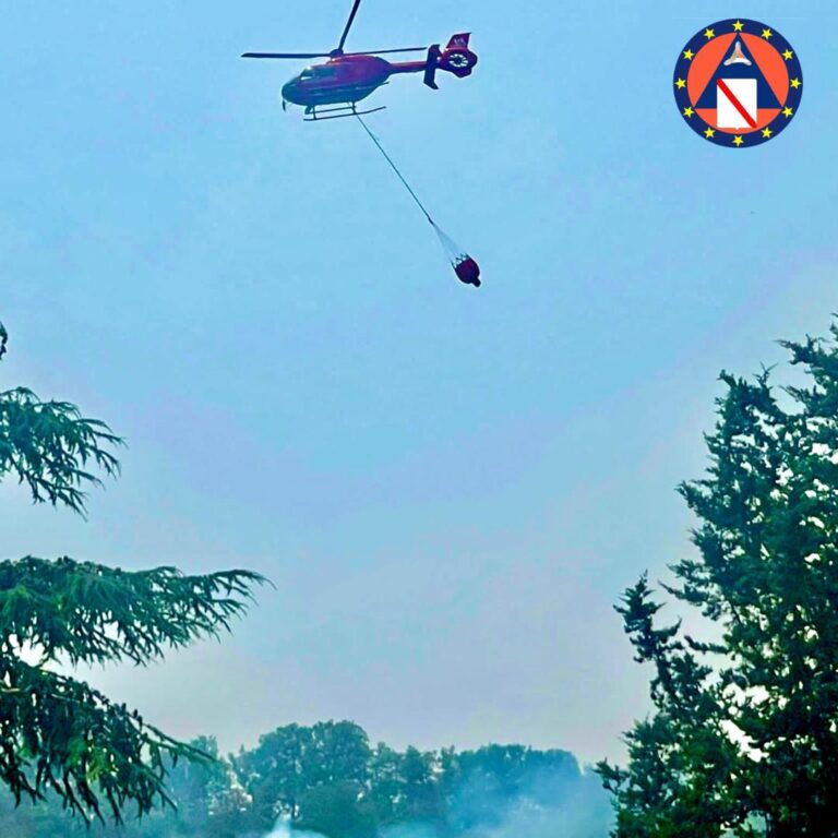 Pozzuoli, si estende il rogo sul monte Barbaro: in azione gli elicotteri della Protezione Civile