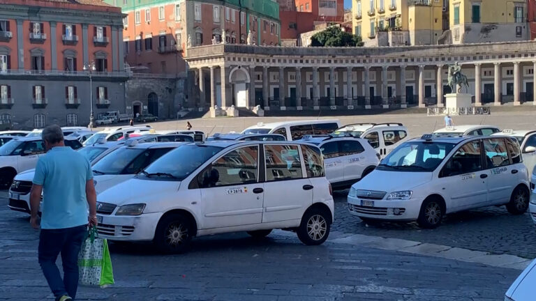 Secondo giorno protesta taxi, auto lasciate di notte in piazza Plebiscito
