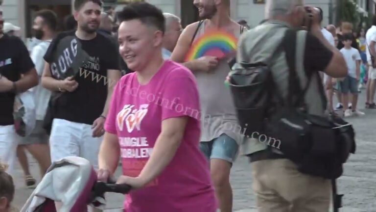 Pride Napoli 2022, centomila in strada contro l’omofobia: “Liberi di essere ciò che siamo”