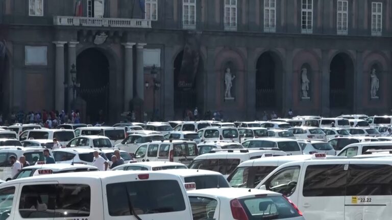 Napoli, protestano i tassisti: occupata piazza del Plebiscito
