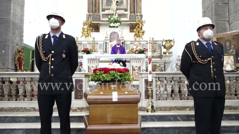 I funerali di Mia Filippone a Napoli: applausi e chiesa gremita