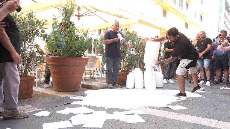Allevatori protestano a Napoli con i trattori: versano latte davanti alla Regione