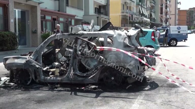 Ponticelli, notte di terrore: esplode bomba e distrugge cinque automobili