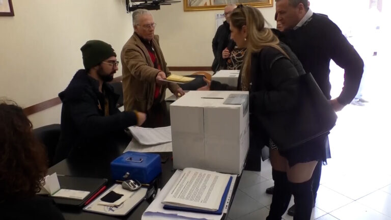 Elezioni, voto a Napoli
