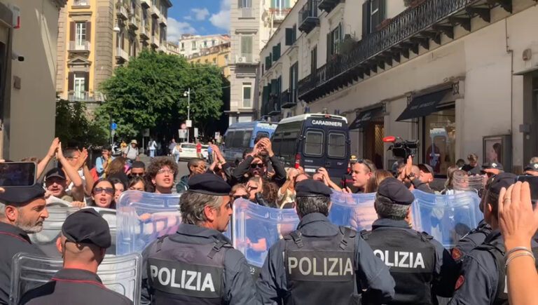 A Napoli tensione tra manifestanti e sostenitori di Giorgia Meloni