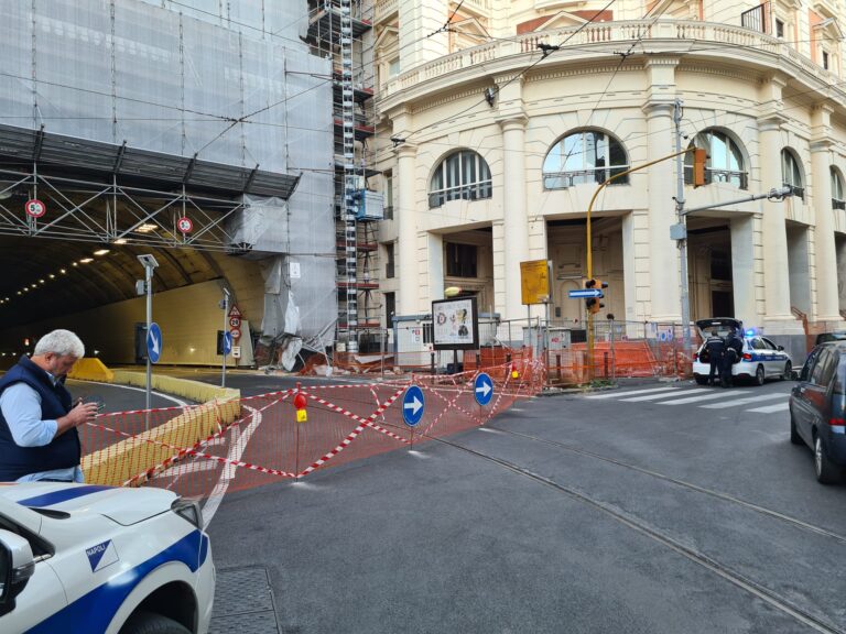 Auto contro le impalcature della Galleria Vittoria a Napoli