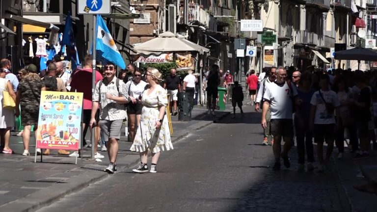 Emergenza criminalità a Napoli, in piazza scendono commercianti e imprenditori: più controlli