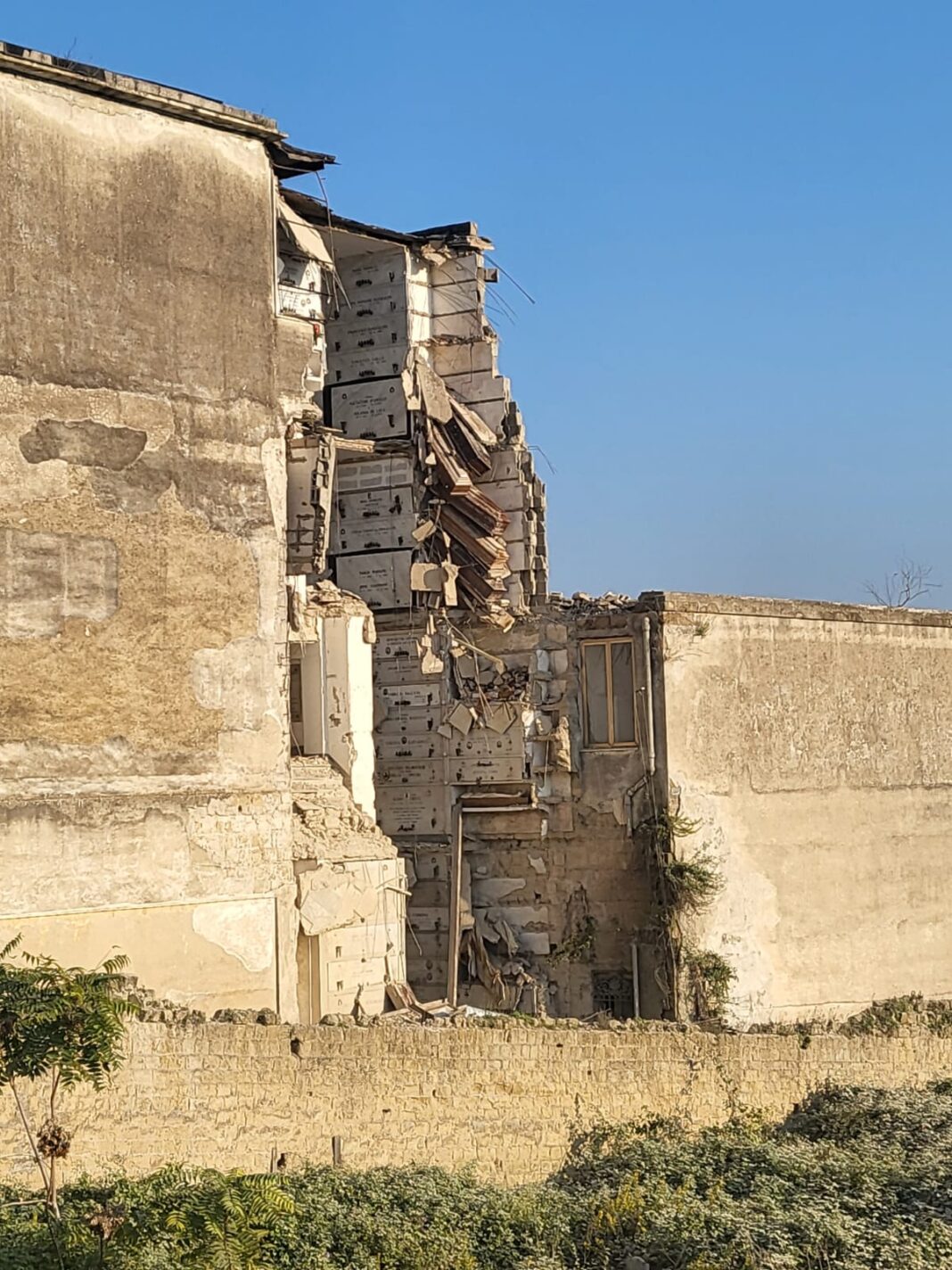 crollo cimitero napoli - 17 ottobre