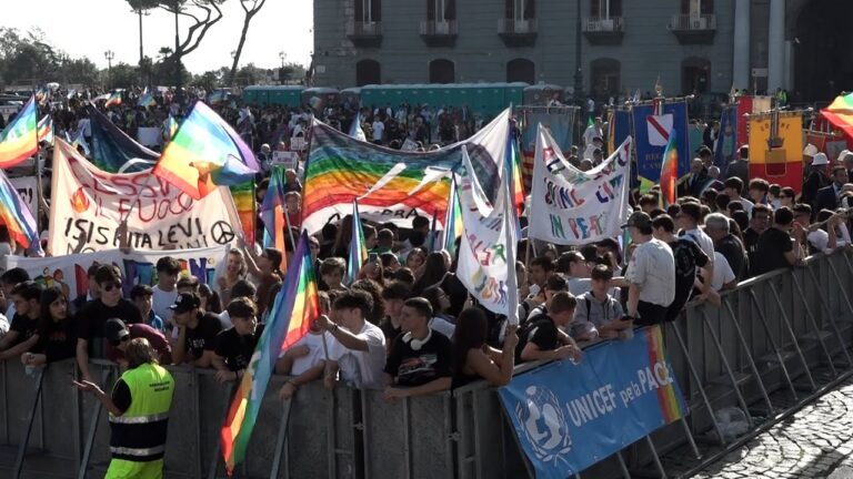 Marcia della Pace a Napoli, migliaia di studenti in città