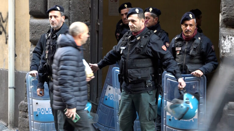 Dopo 20 anni liberate case occupate a Pizzofalcone, blitz delle forze dell’ordine
