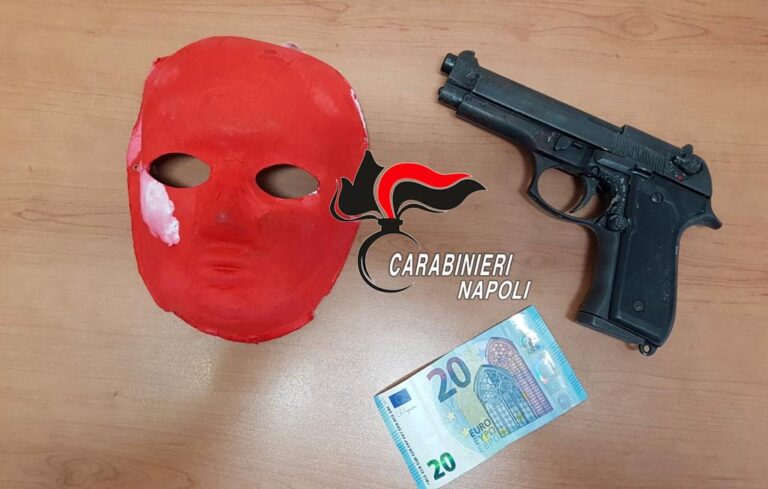 Pistola e maschera veneziana per rapinare coppia nel Napoletano