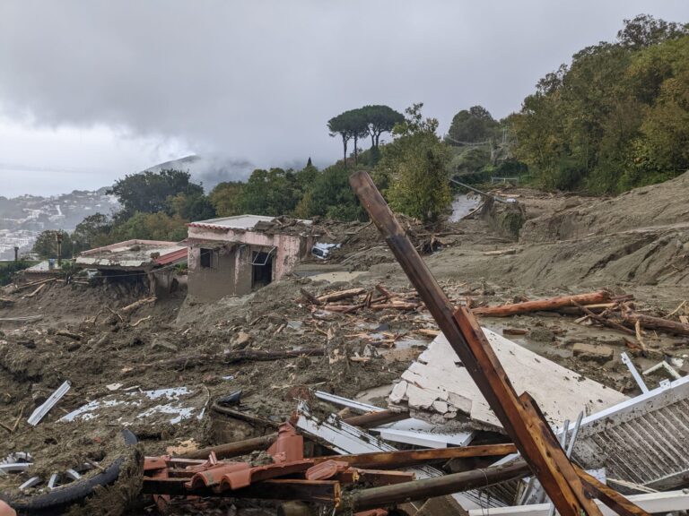 Alluvione Ischia, ecco l’avviso per operatori ricostruzione