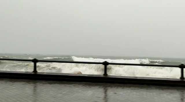 Furore, turista muore travolta da un’onda mentre fotografa mareggiata