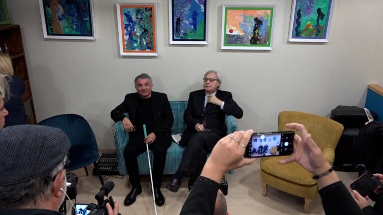 Artista non vedente inaugura mostra quadri ad Acerra, Vittorio Sgarbi “taglia” il nastro