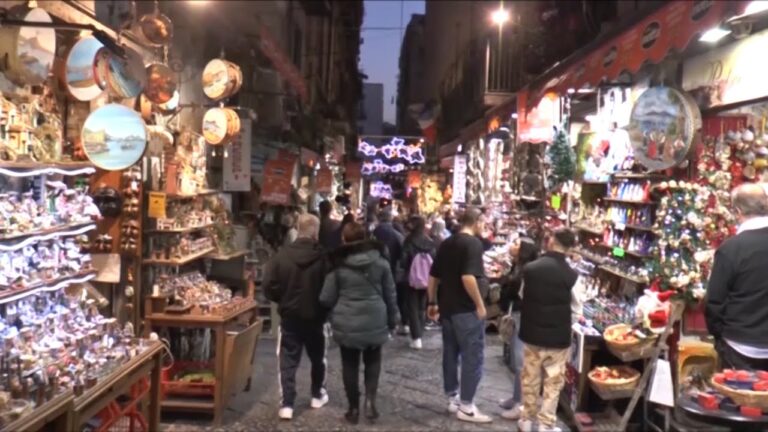 Natale a Napoli tra turisti, disservizi e promesse