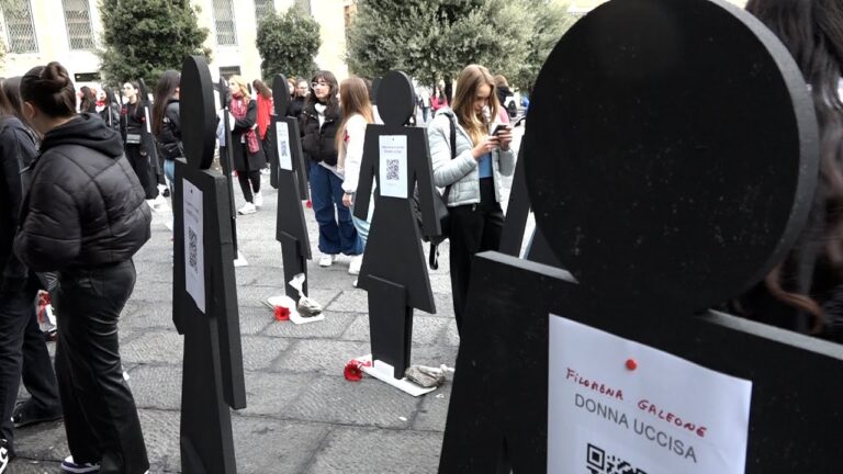 Giornata contro la violenza sulle donne, a Napoli una piazza di sagome nere