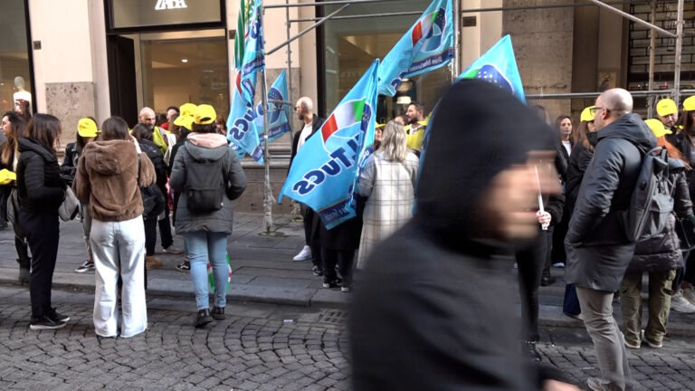 Napoli - sciopero lavoratori Catene abbigliamento