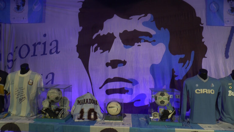 Maradona, il pallone della “mano de dios” e il “gol del secolo” venduto per oltre 3 milioni