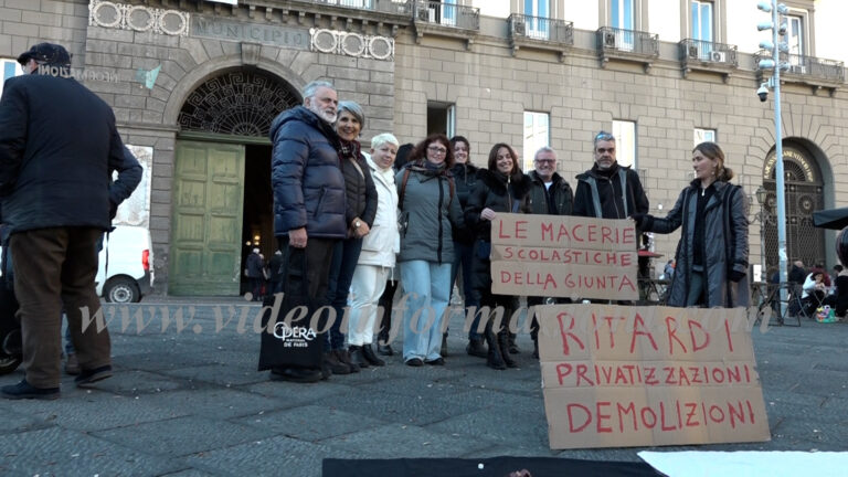 Demolizione scuole Napoli sit in genitori