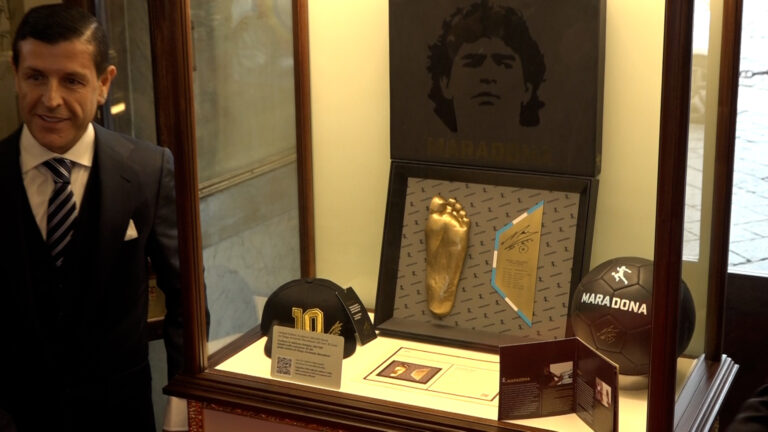 Maradona, ex manager dona calco piede sinistro a Gambrinus