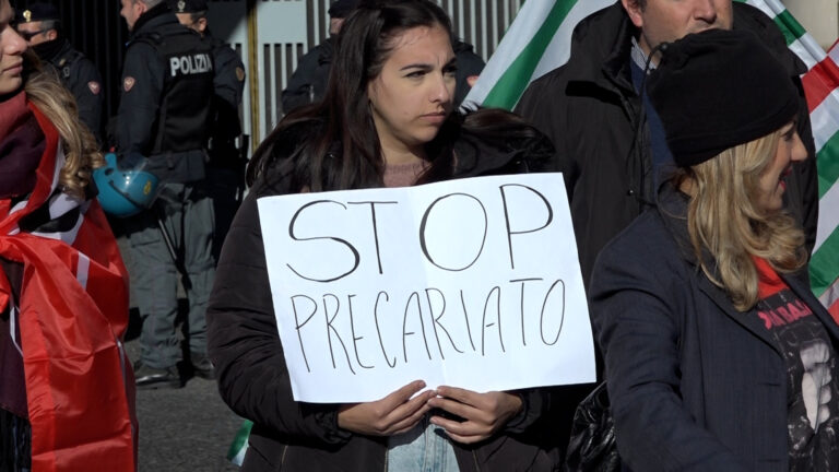 A Napoli precari uniti nella proteste, in piazza Asia e Prefetture