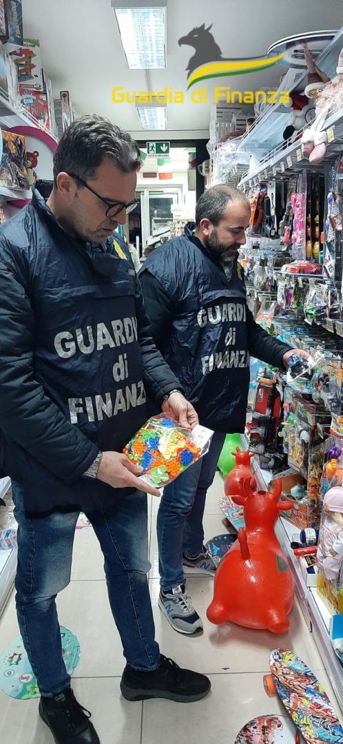 Avellino, Guardia di Finanza sequestra 360mila giocattoli non sicuri