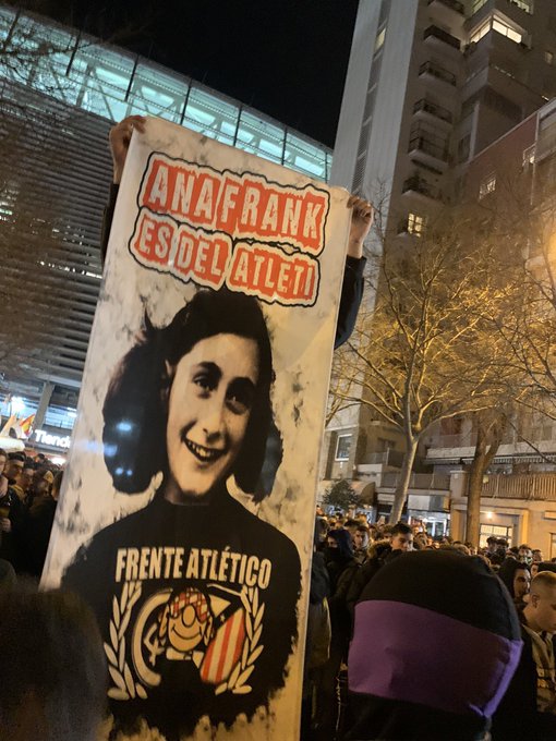 Calcio e razzismo, a Madrid striscione “Anna Frank è dell’Atletico”