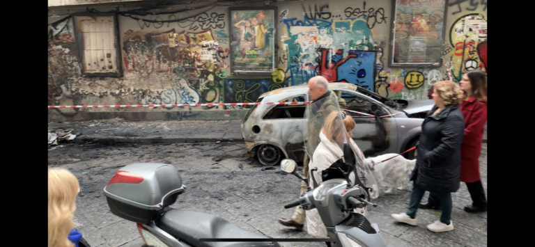 Napoli, auto in fiamme a due passi da Prefettura e in centro storico