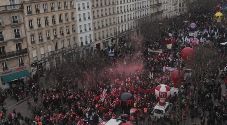Francia: in piazza oltre 1mln di lavoratori contro la riforma pensioni