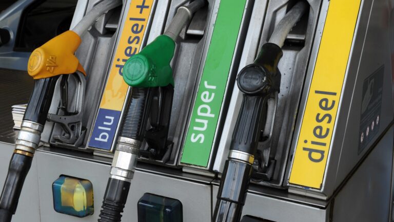 Benzina, Giorgetti: taglio delle accise se i prezzi saliranno