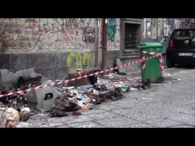 Napoli, cittadini del Centro storico contro movida. Nella notte nuovo rogo rifiuti