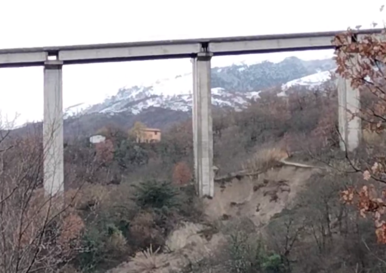 Irpinia, frana nel Fondo Valle Sele: piloni del ponte a pochi metri
