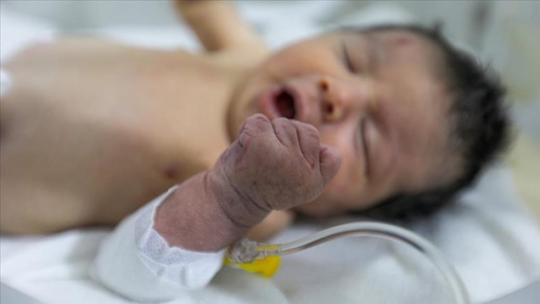 Il miracolo di Aya, la bimba siriana nata sotto le macerie